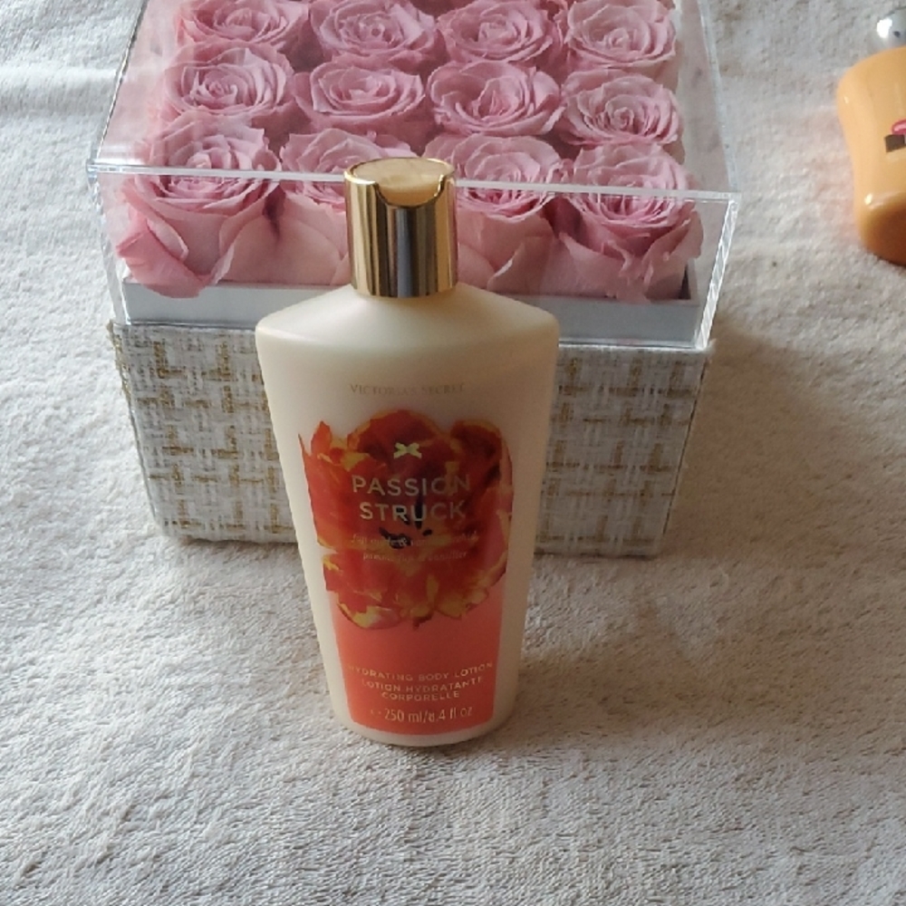Victoria's Secret Passion Struck Fuji Apple & Vanilla Orchid
